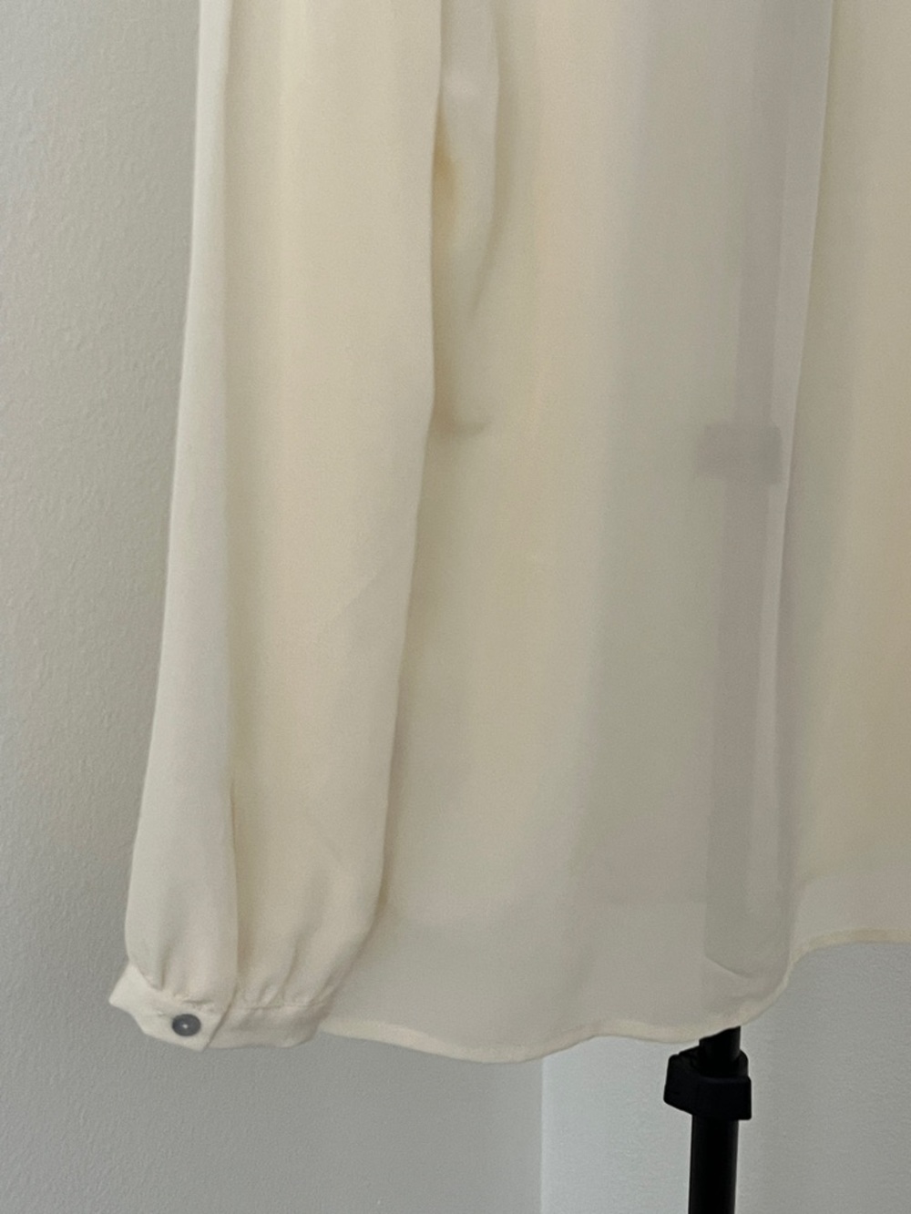 ✨ NWOT! Elegant Willi Smith 100% Silk Ivory Blouse | Office to Evening Chic - Picture 11 of 13